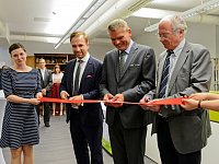 Katharina Thaler hält das Absperrband aus dem alten Archiv, das Archivleiter Michael Ruprecht, Innenminister Holger Stahlknecht und Rektor Udo Sträter feierlich zerschneiden (Foto: Markus Scholz)